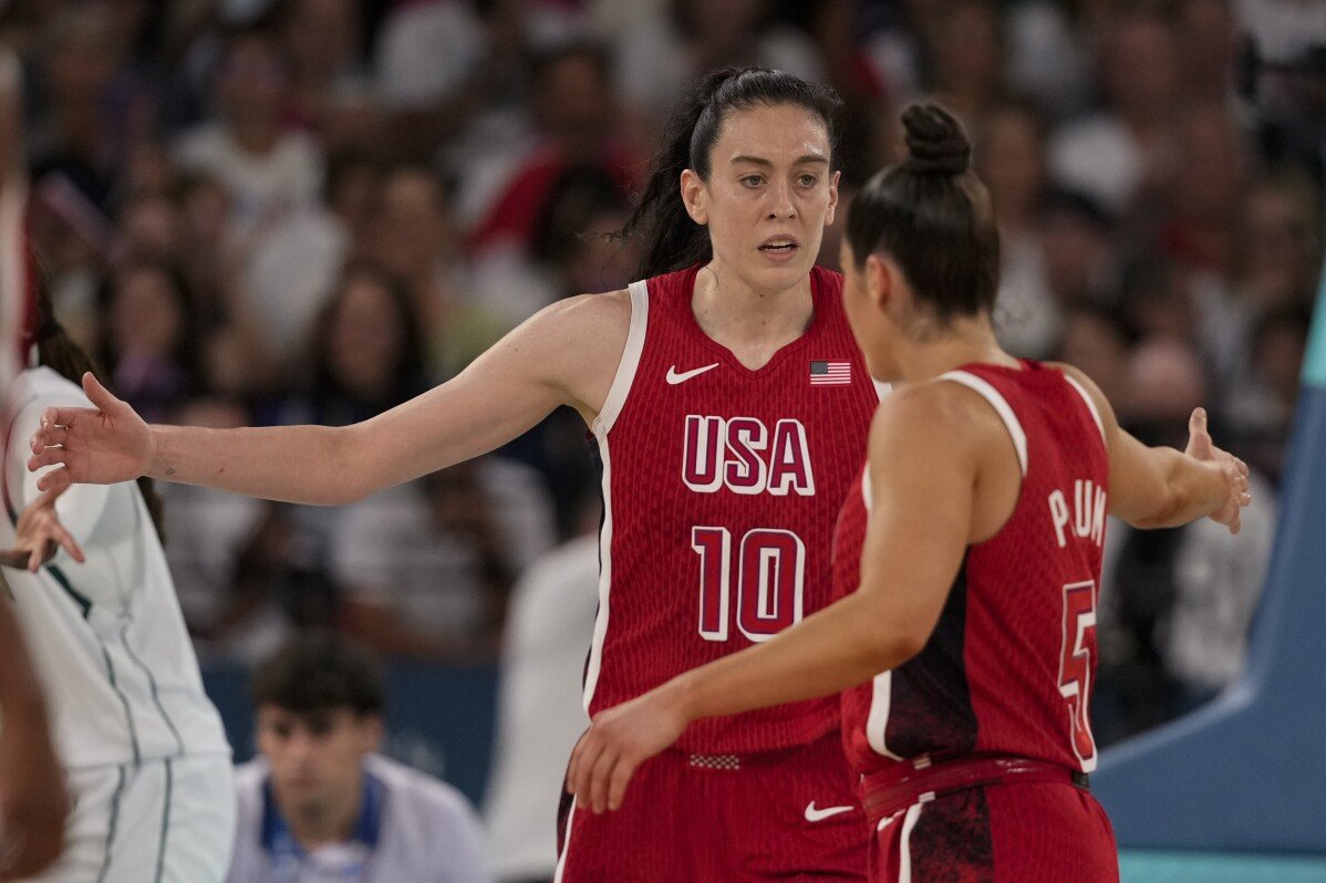 Breanna Stewart, أمهات أخريات في فريق كرة السلة النسائي الأمريكي يستمتعن بلحظات نادرة في مطاردة التاريخ الأولمبي