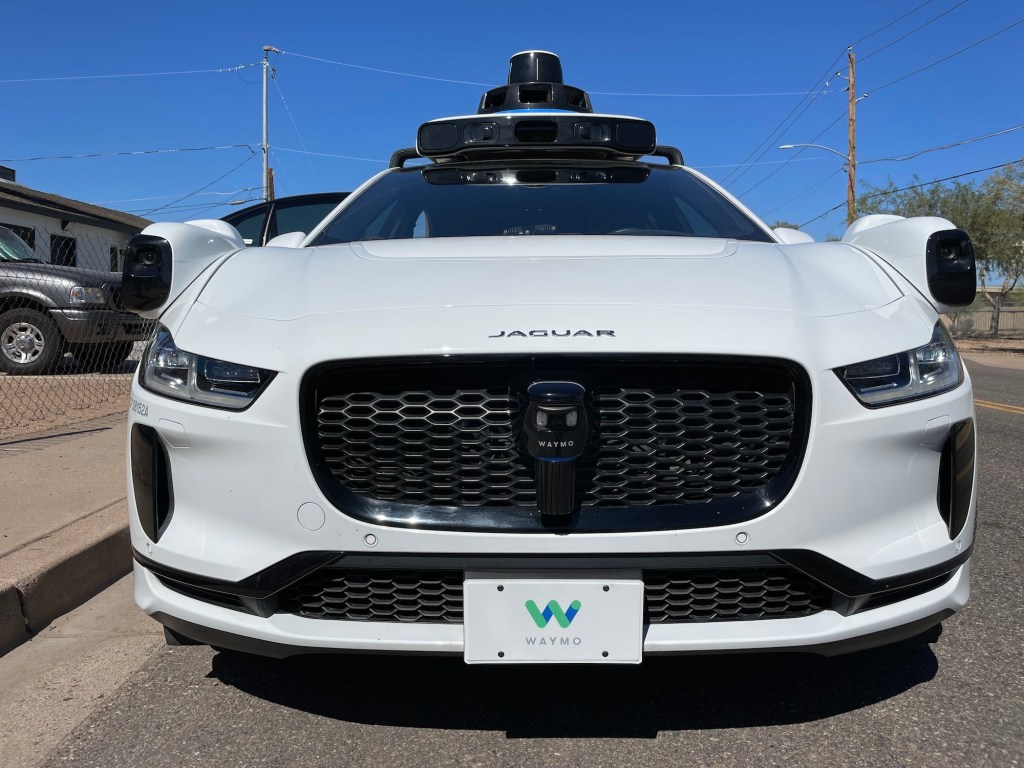 التحقيق في سيارات Waymo's robotaxis بعد الحوادث والمضايقات المرورية